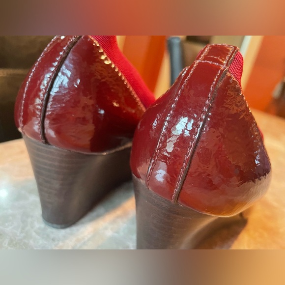 Tory Burch Burgundy Flats with Gold Logo - Picture 6 of 7